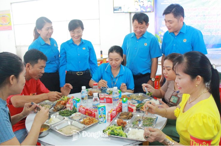Provincial Party Committee member, Vice Chairman of the Vietnam Fatherland Front Committee of the province, and Chairman of the Dong Nai Confederation of Labour, Nguyen Quoc Dung (far right, standing), along with other trade union officials, participate in a trade union meal with workers. Photo: Nguyen Hoa