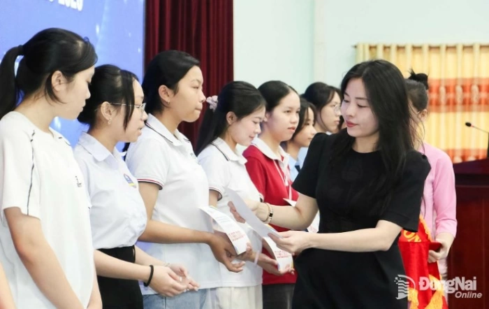 Over 2.3 billion VND in support for 50 disadvantaged female students