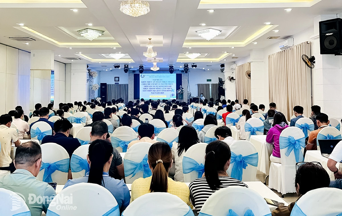 Khoảng 220 học viên là các chủ cơ sở và người trực tiếp sản xuất, kinh doanh sản phẩm nông - lâm - thủy sản trên địa bàn tỉnh tham gia tập huấn. Ảnh: Đại Thành