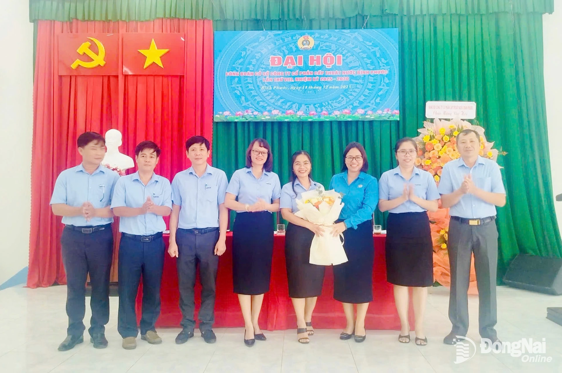 Bà Phạm Thị Loan, Bí thư Đảng ủy, Phó Tổng giám đốc Công ty cổ phần Cấp thoát nước Bình Phước chúc mừng Ban Chấp hành Công đoàn cơ sở nhiệm kỳ 2025-2030. Ảnh: Hồng Hạnh