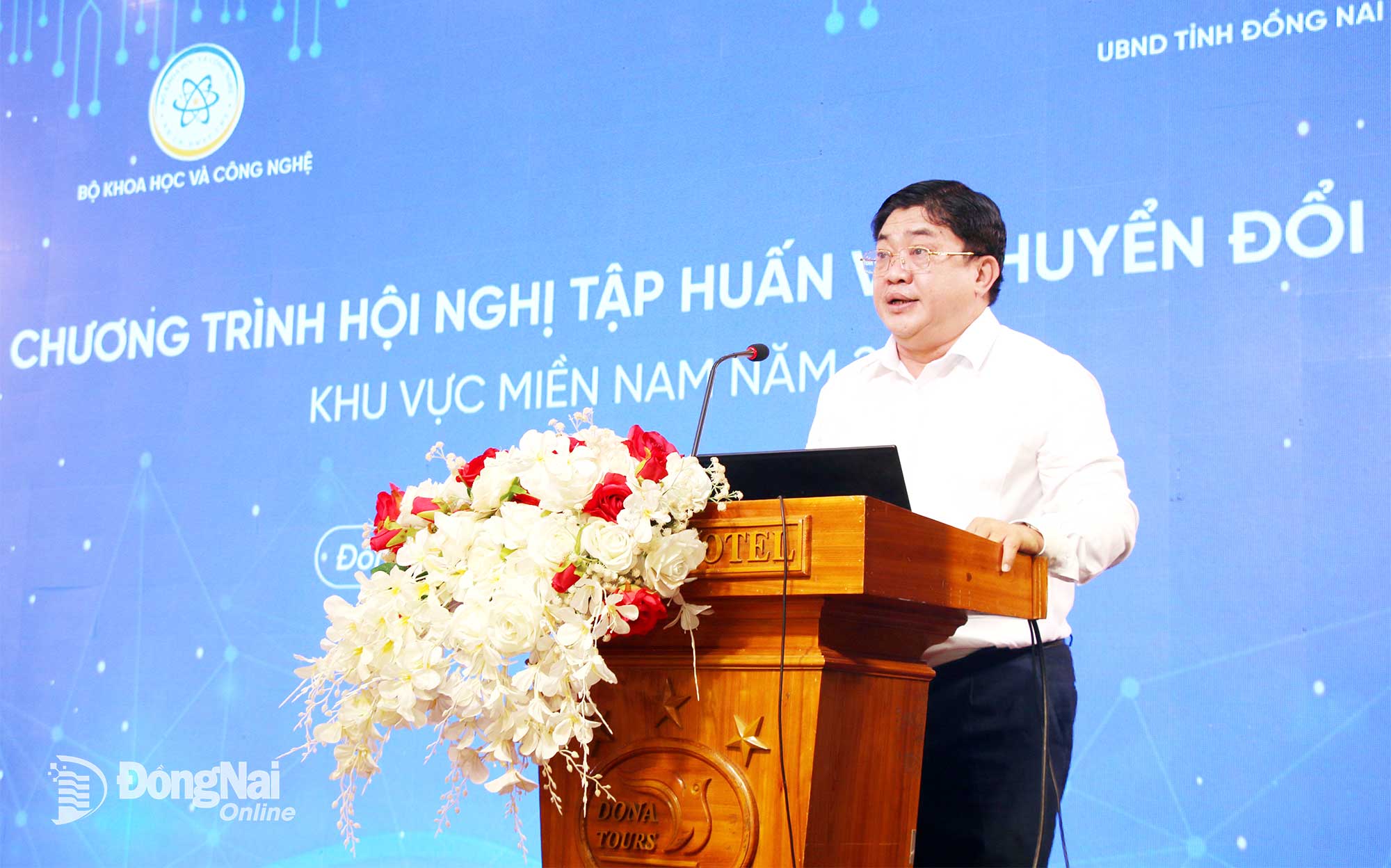 Tỉnh ủy viên, Giám đốc Sở Khoa học và Công nghệ tỉnh Đồng Nai Phạm Văn Trinh phát biểu tại hội nghị. Ảnh: Hải Quân