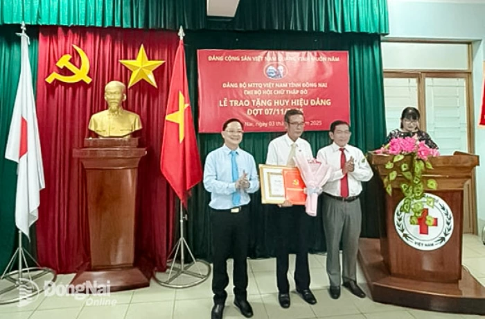 Trao Huy hiệu 40 năm tuổi Đảng cho đảng viên Nguyễn Công Sởi