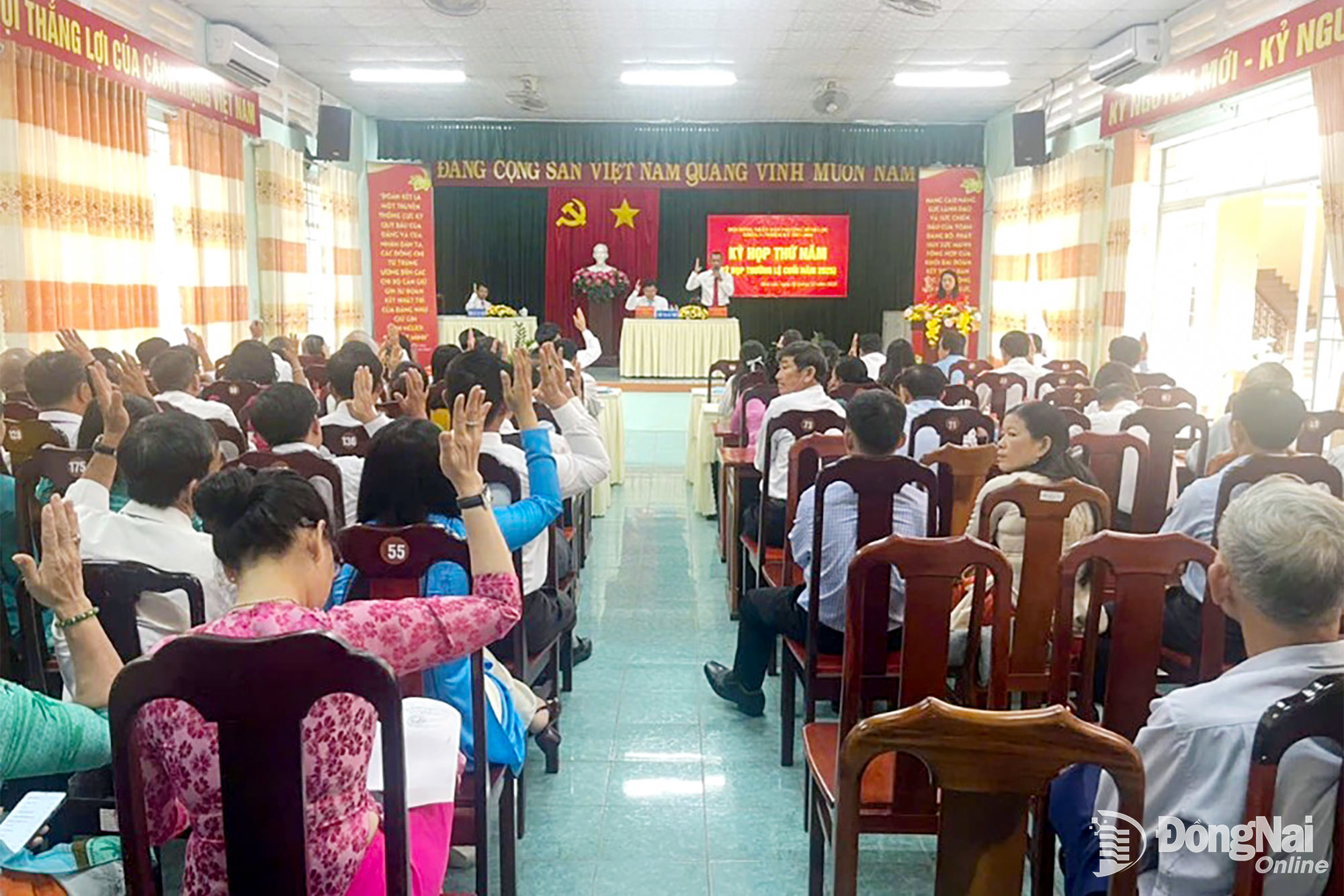 Các đại biểu biểu quyết thông qua chương trình tại kỳ họp. Ảnh: Minh Dũng