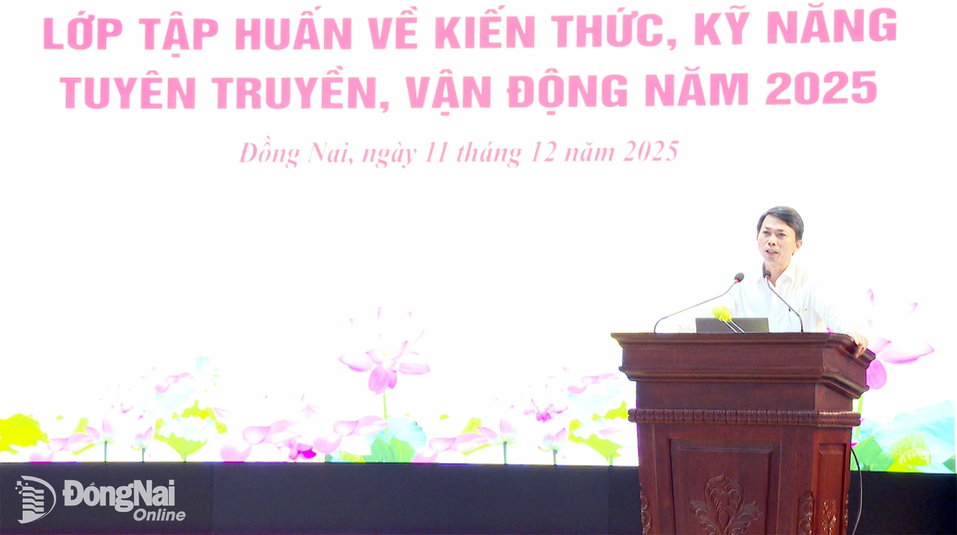 Ông Hoàng Cư, Phó Giám đốc Sở Dân tộc và Tôn giáo tỉnh Đồng Nai trình bày chuyên đề tại hội nghị. Ảnh: Nguyễn Tấn