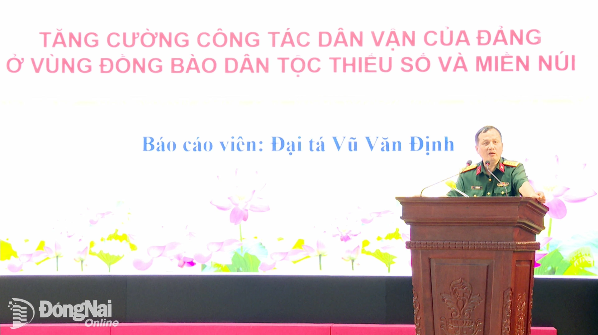 Đại tá Vũ Văn Định, Phó Chủ nhiệm chính trị Binh đoàn 16 trình bày chuyên đề tại hội nghị. Ảnh: Nguyễn Tấn