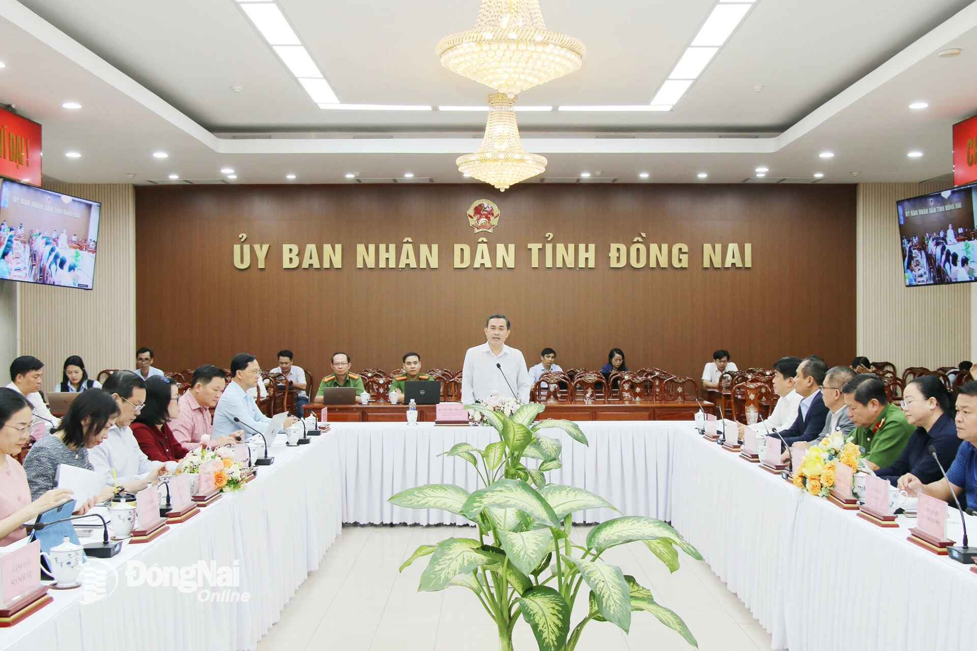 Le Truong Son, Member of the Provincial Party Standing Committee and Vice Chairman of the Dong Nai Provincial People’s Committee, delivers the concluding remarks at the conference. Photo: Hai Quan