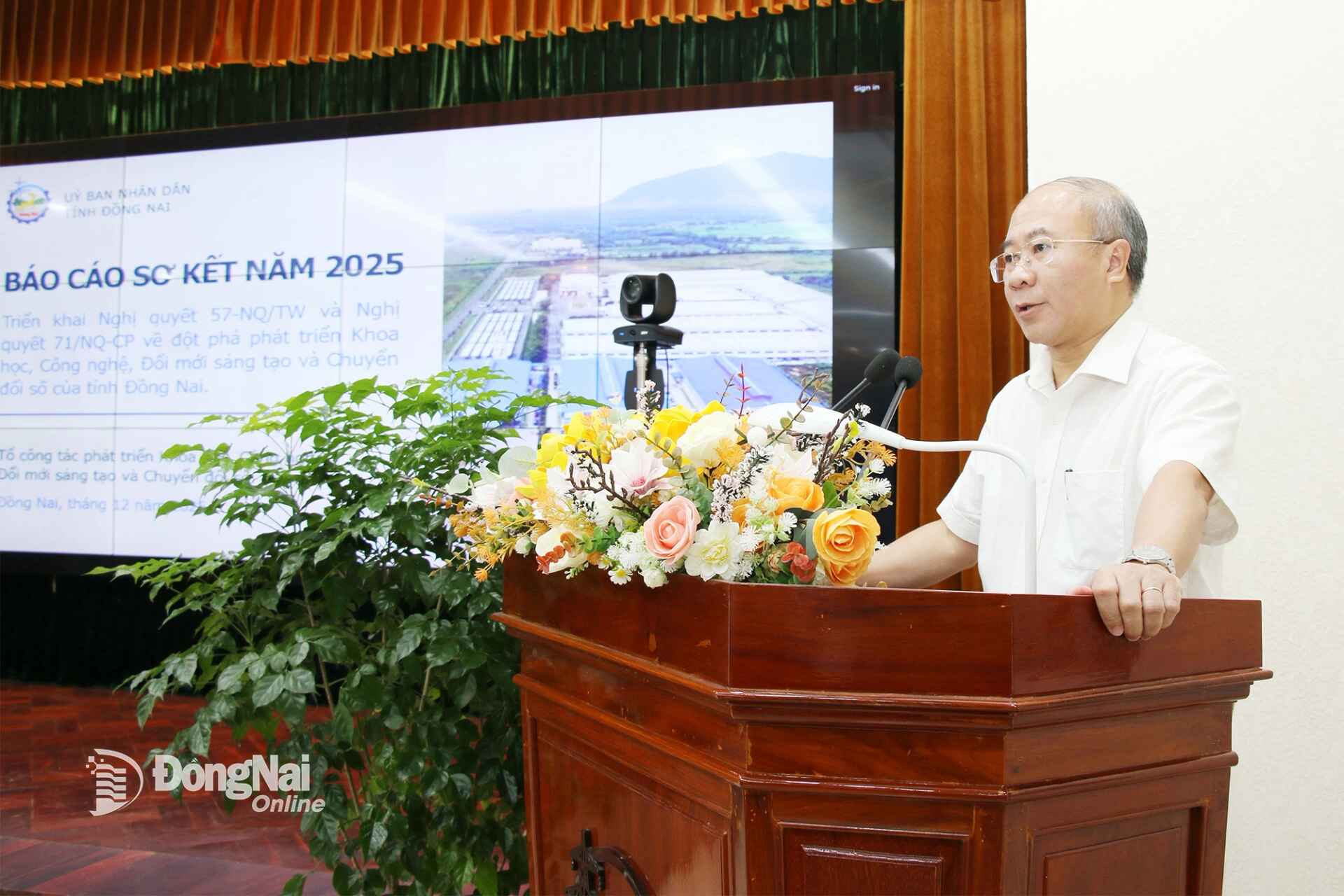 Nguyen Minh Quang, Deputy Director of the Dong Nai Department of Science and Technology, reports on the preliminary review of the implementation of Resolution 57-NQ/TW and Resolution 71/NQ-CP in 2025, and the directions for 2026 in the province. Photo: Hai Quan