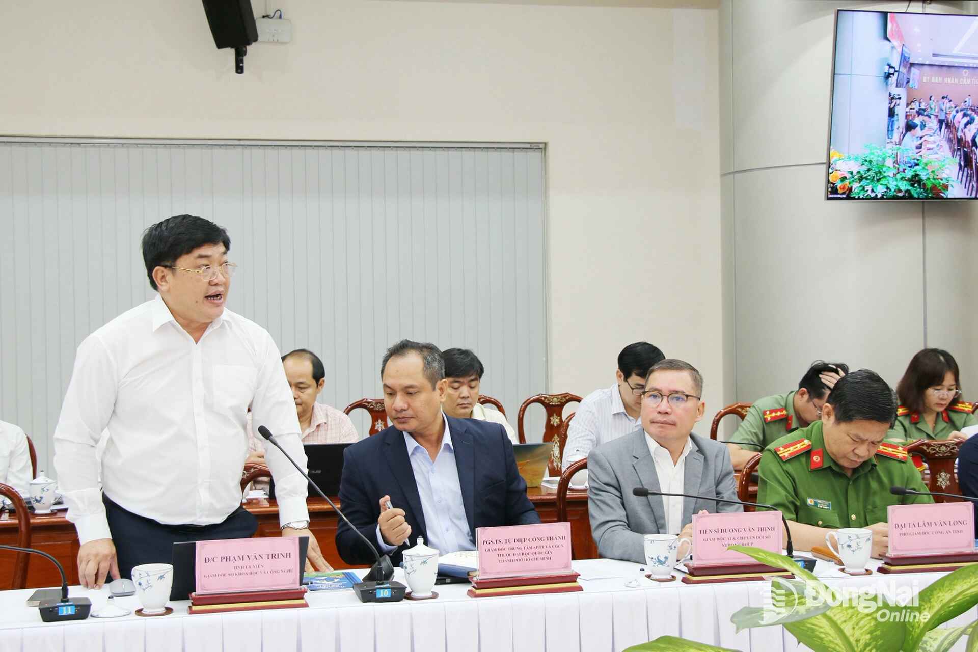 Pham Van Trinh, Member of the Provincial Party Committee and Director of the Dong Nai Department of Science and Technology, moderates the discussion session at the conference. Photo: Hai Quan
