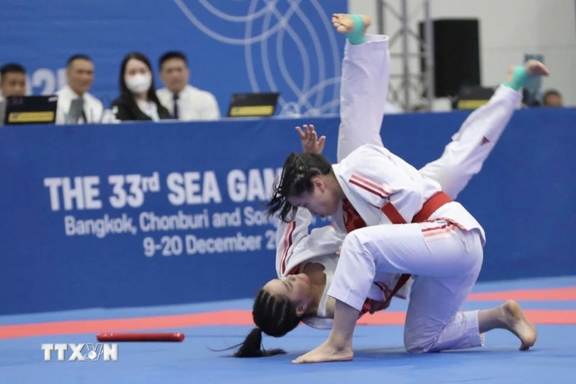 Phùng Thị Hồng Ngọc và Nguyễn Ngọc Bích thi đấu nội dung biểu diễn. (Ảnh: TTXVN)
