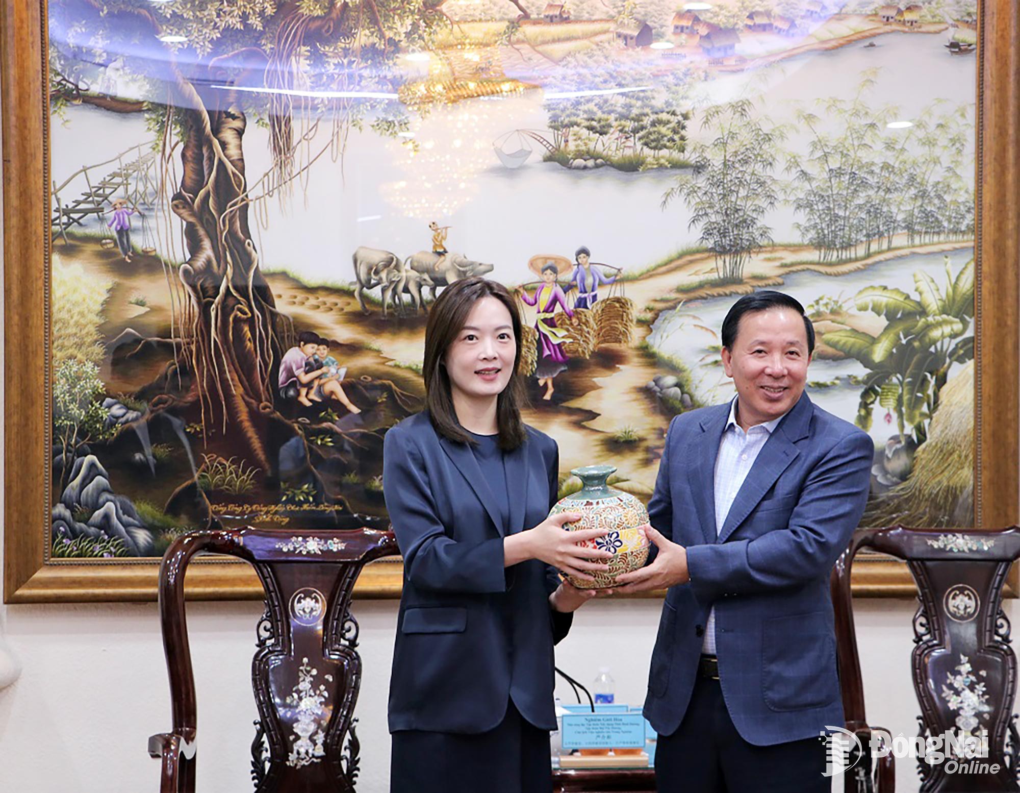 Nguyen Van Ut, Deputy Secretary of the Provincial Party Committee and Chairman of the Dong Nai Provincial People’s Committee, presents a souvenir from Dong Nai province to leaders of China Pacific Construction Group. Photo: Pham Tung