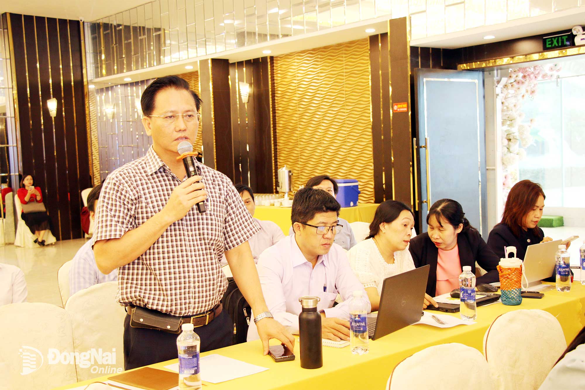 Đại diện UBND các phường, xã của Đồng Nai trao đổi tại hội nghị. Ảnh: Hải Quân