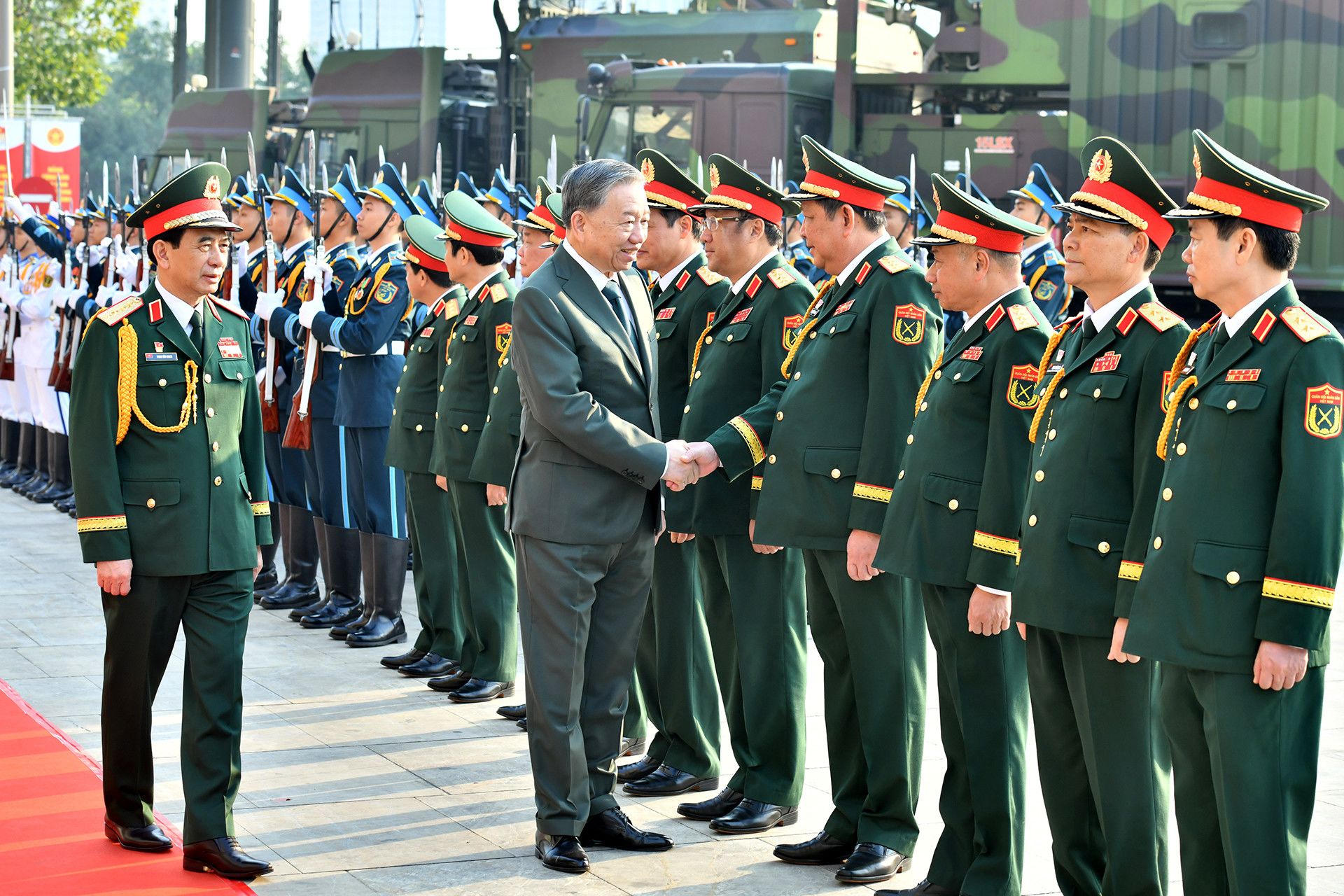 Tổng Bí thư Tô Lâm với các đồng chí lãnh đạo Quân ủy Trung ương, Bộ Quốc phòng tại Lễ kỷ niệm 80 năm Ngày thành lập Quân đội nhân dân Việt Nam.


