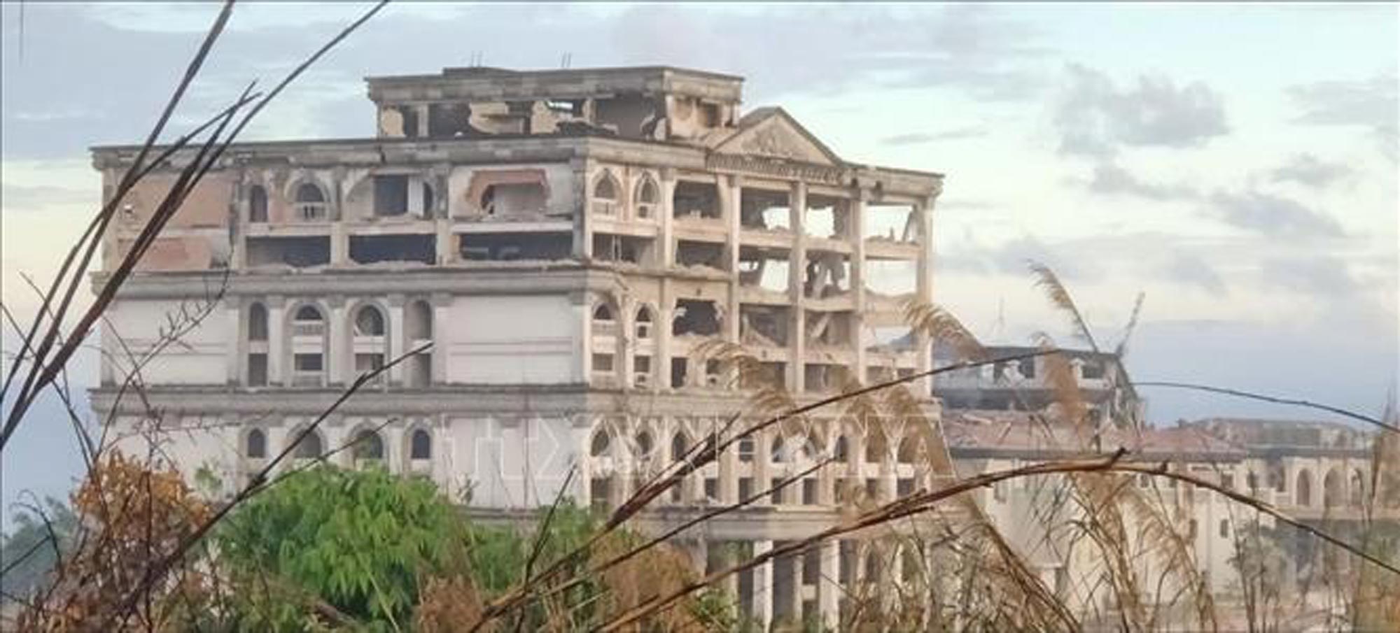 Toà nhà của cư dân ở tỉnh Pursat (Campuchia) bị phá huỷ trong vụ xung đột biên giới Campuchia -Thái Lan, ngày 13/12/2025. Ảnh: THX/TTXVN