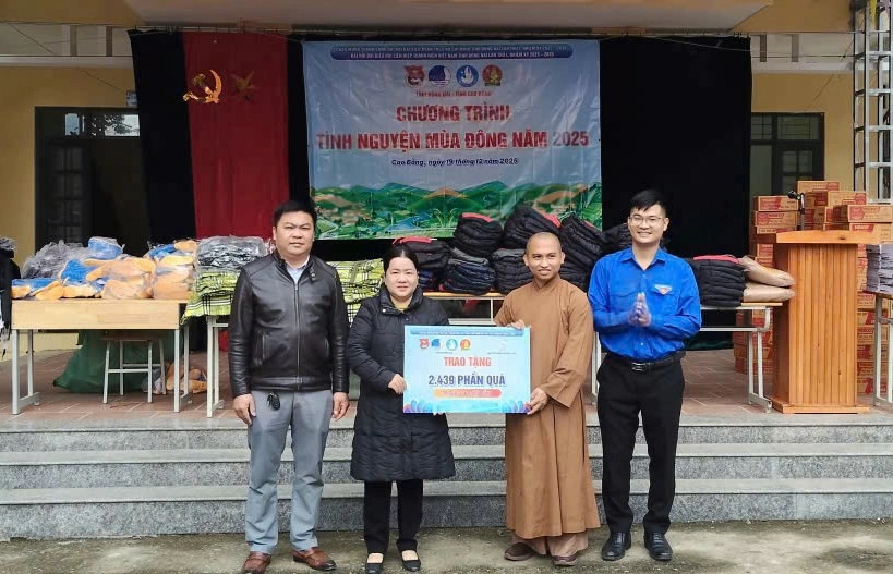 Phó Bí thư Tỉnh đoàn Phan Thế Công (bìa phải) và đại diện đơn vị đồng hành chương trình Tình nguyện mùa đông trao bảng tượng trưng trên 2,4  ngàn phần quà cho đại diện địa phương. Ảnh: Tỉnh đoàn cung cấp