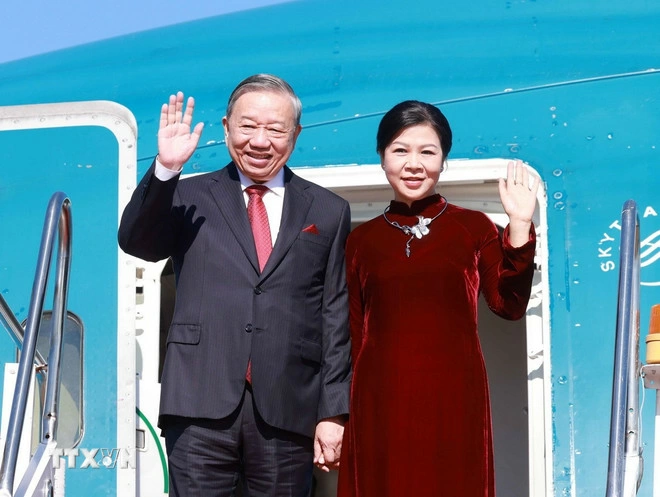 Tổng Bí thư Tô Lâm và Phu nhân tới sân bay quốc tế Wattay, thủ đô Vientiane. Ảnh: Thống Nhất/TTXVN
