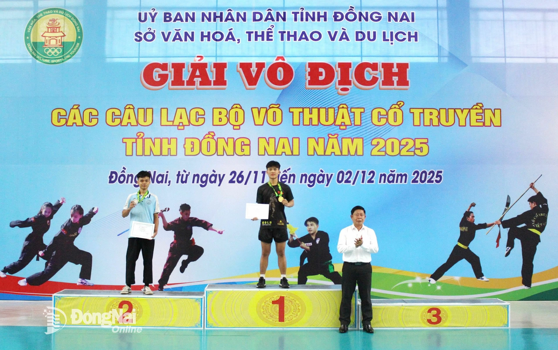 Deputy Director of Dong Nai Provincial Center for Sports Training and Competition, Huynh Thien Tinh, presents medals to athletes who placed in form events. Photo courtesy of the organizer