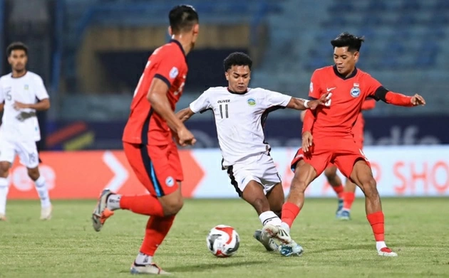 
U22 Timor Leste (áo trắng) cho thấy sự “lột xác” đáng khen ở SEA Games 33 (ảnh Bongda.com)