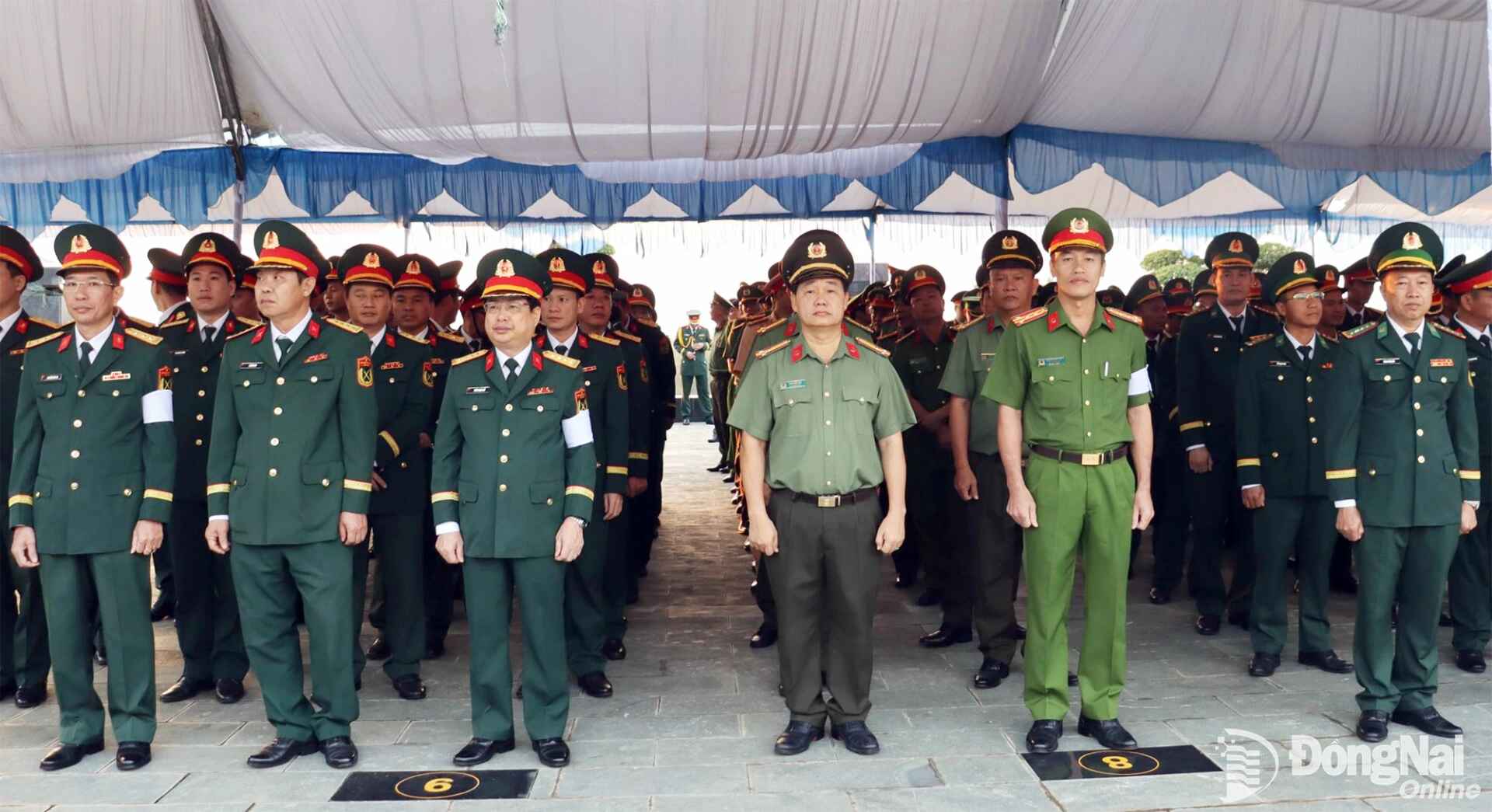 Leaders of armed forces units observe the memorial service in a solemn manner. Photo: Nguyet Ha