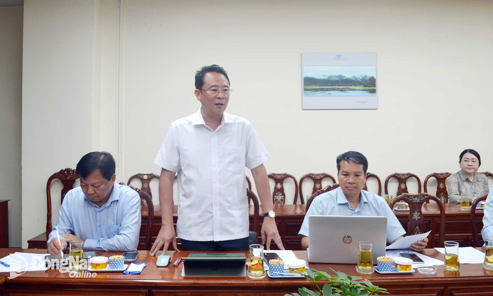 Tỉnh ủy viên, Bí thư Đảng ủy xã Đa Kia Lý Trọng Nhân thảo luận tại tổ. Ảnh: Phương Hằng