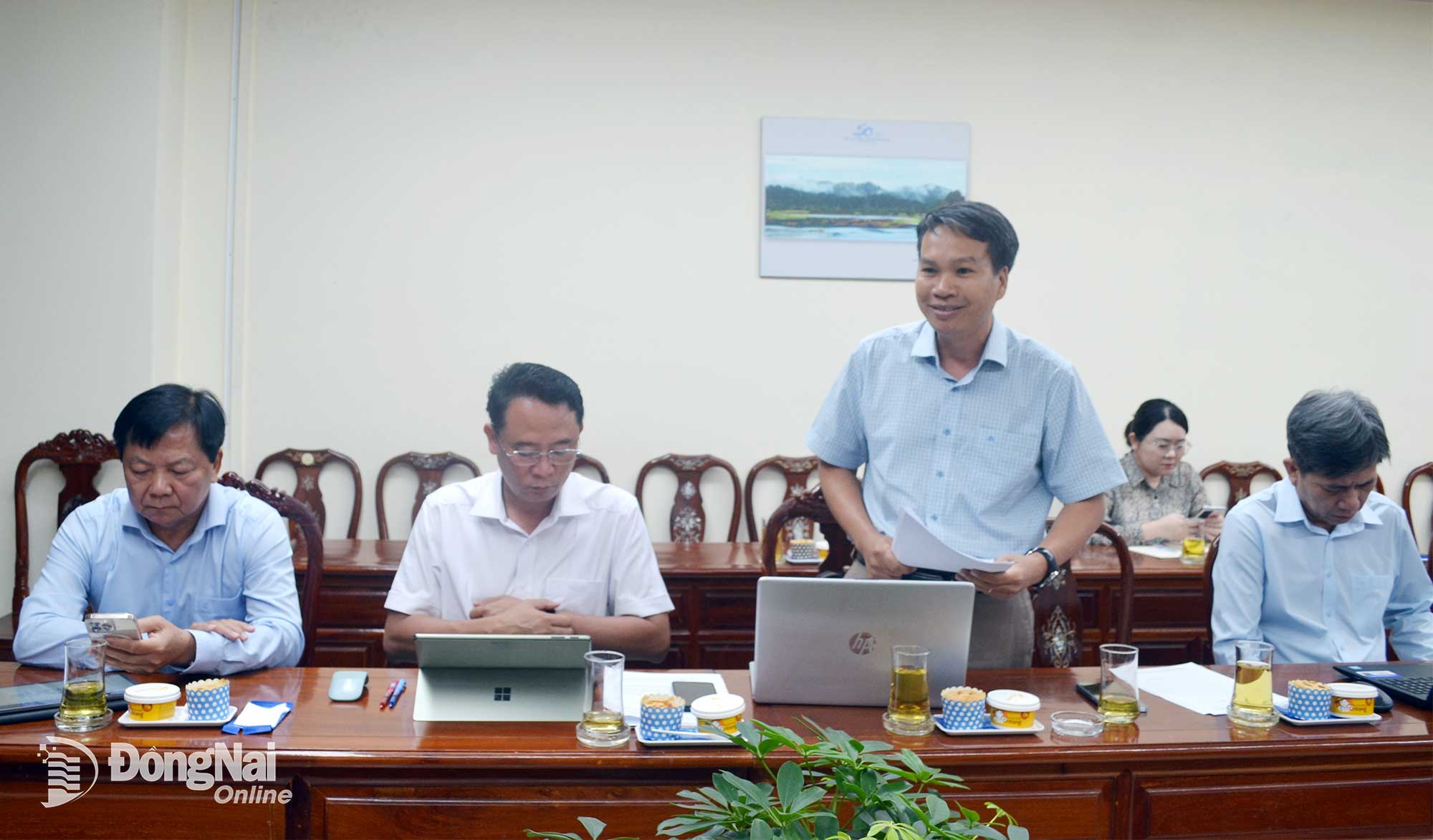 Đại biểu Hà Văn Kiên, Hiệu trưởng Trường cao đẳng Bình Phước thảo luận tại tổ. Ảnh: Phương Hằng