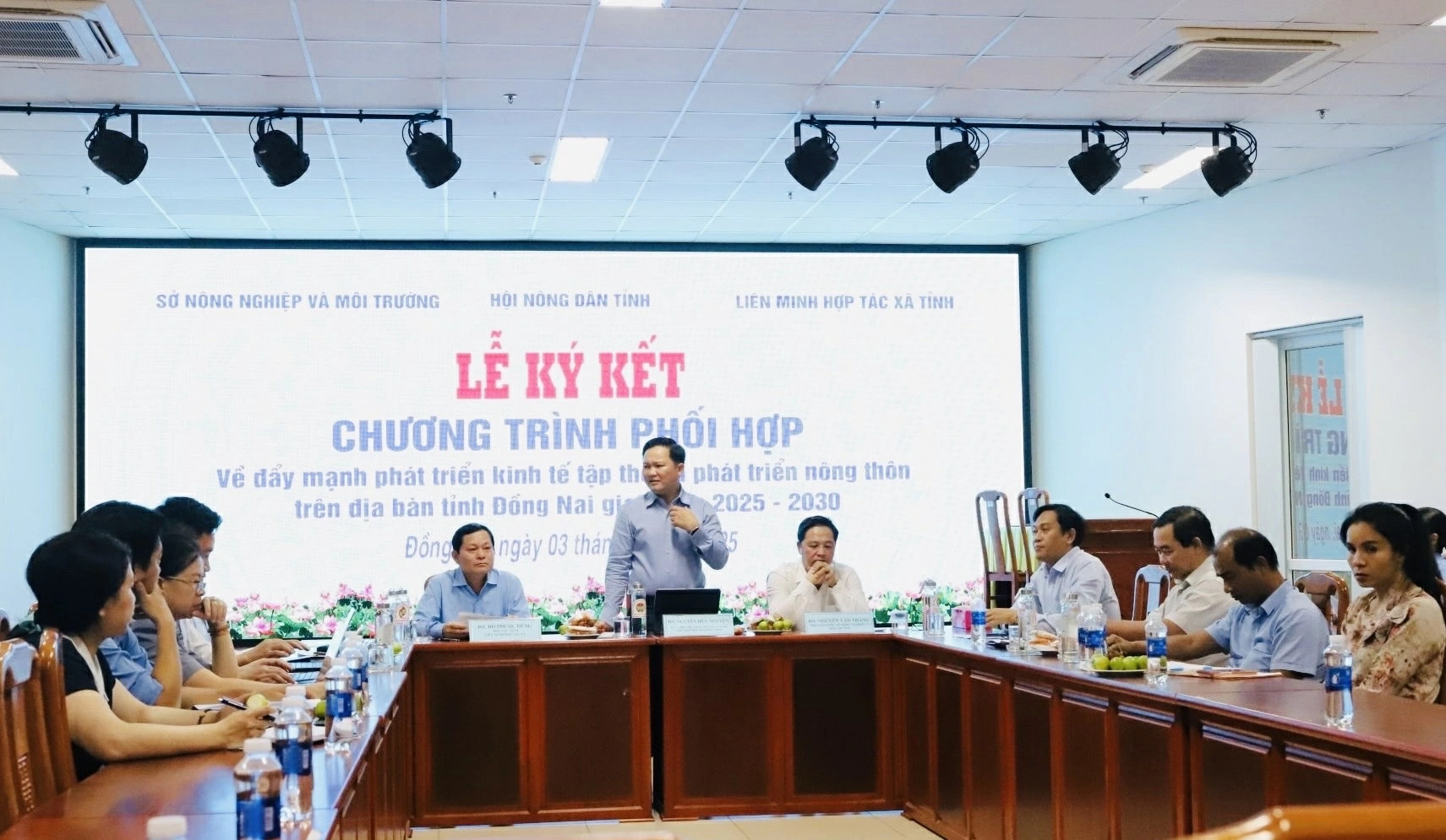 Tỉnh ủy viên và giữ chức vụ Chủ tịch Hội Nông dân tỉnh Nguyễn Hữu Nguyên phát biểu tại lễ ký kết giữa Hội Nông dân tỉnh với Sở Nông nghiệp và Môi trường, Liên minh Hợp tác xã về đẩy mạnh phát triển kinh tế tập thể và phát triển nông thôn trên địa bàn tỉnh Đồng Nai giai đoạn 2025-2030. Ảnh: B.Nguyên