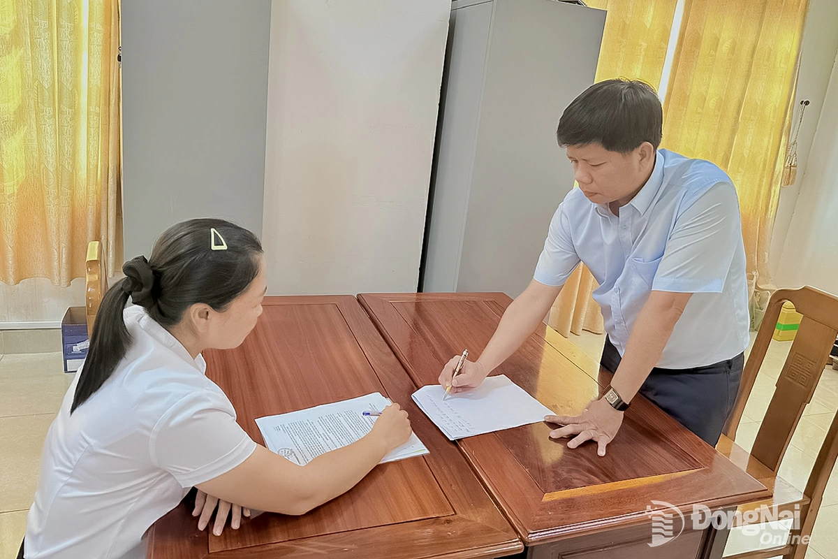 Thầy giáo Nguyễn Văn Tài, công chức biệt phái phụ trách lĩnh vực giáo dục, Phòng Văn hóa - Xã hội, UBND xã Phú Nghĩa trao đổi công việc với đồng nghiệp. Ảnh: CT.V

