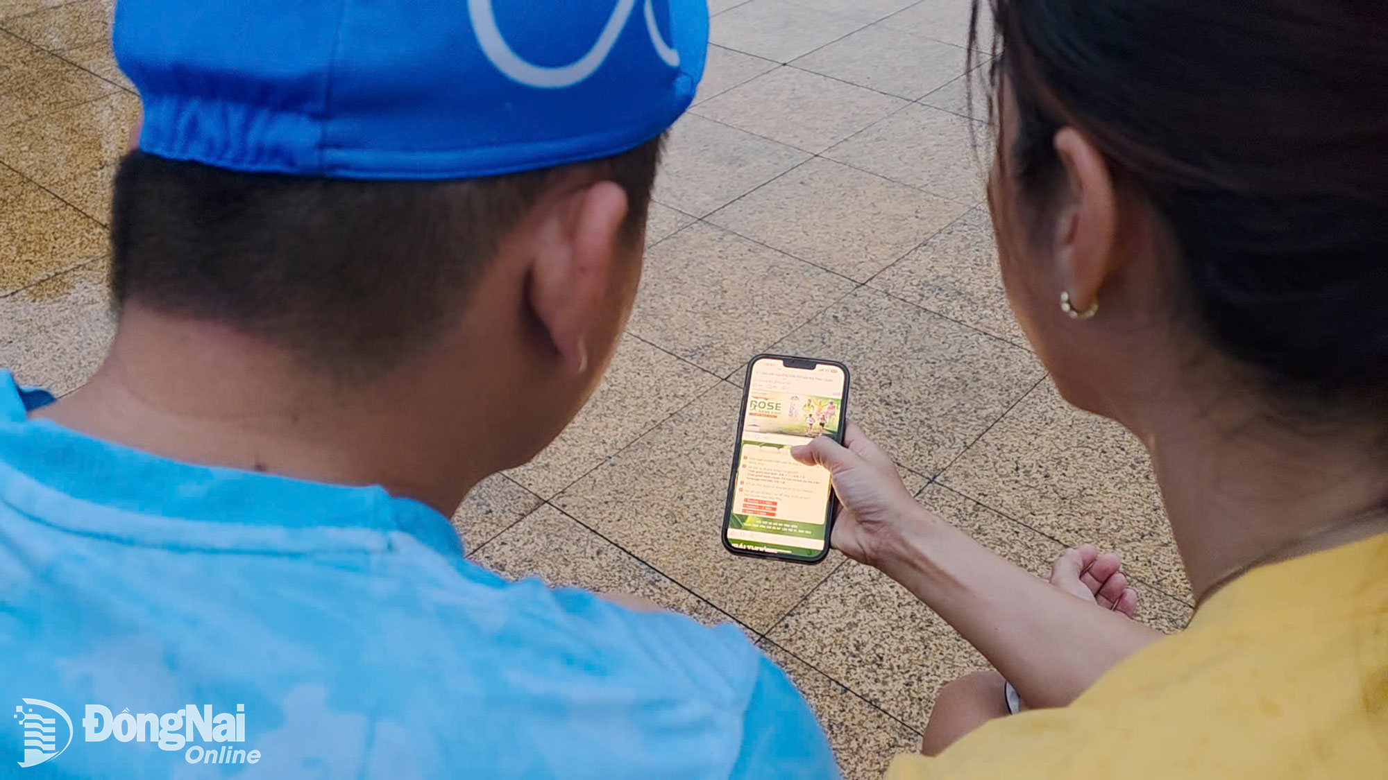 Athletes regularly follow information about the 31st National Cross-Country Mountaineering Championship “Conquering the Peak of Ba Ra” in 2026. Photo: Truong Hien