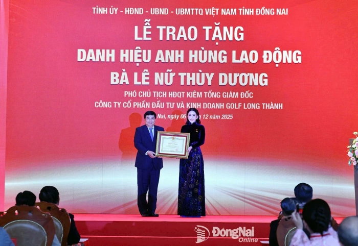Bà Lê Nữ Thùy Dương được trao tặng danh hiệu Anh hùng Lao động
