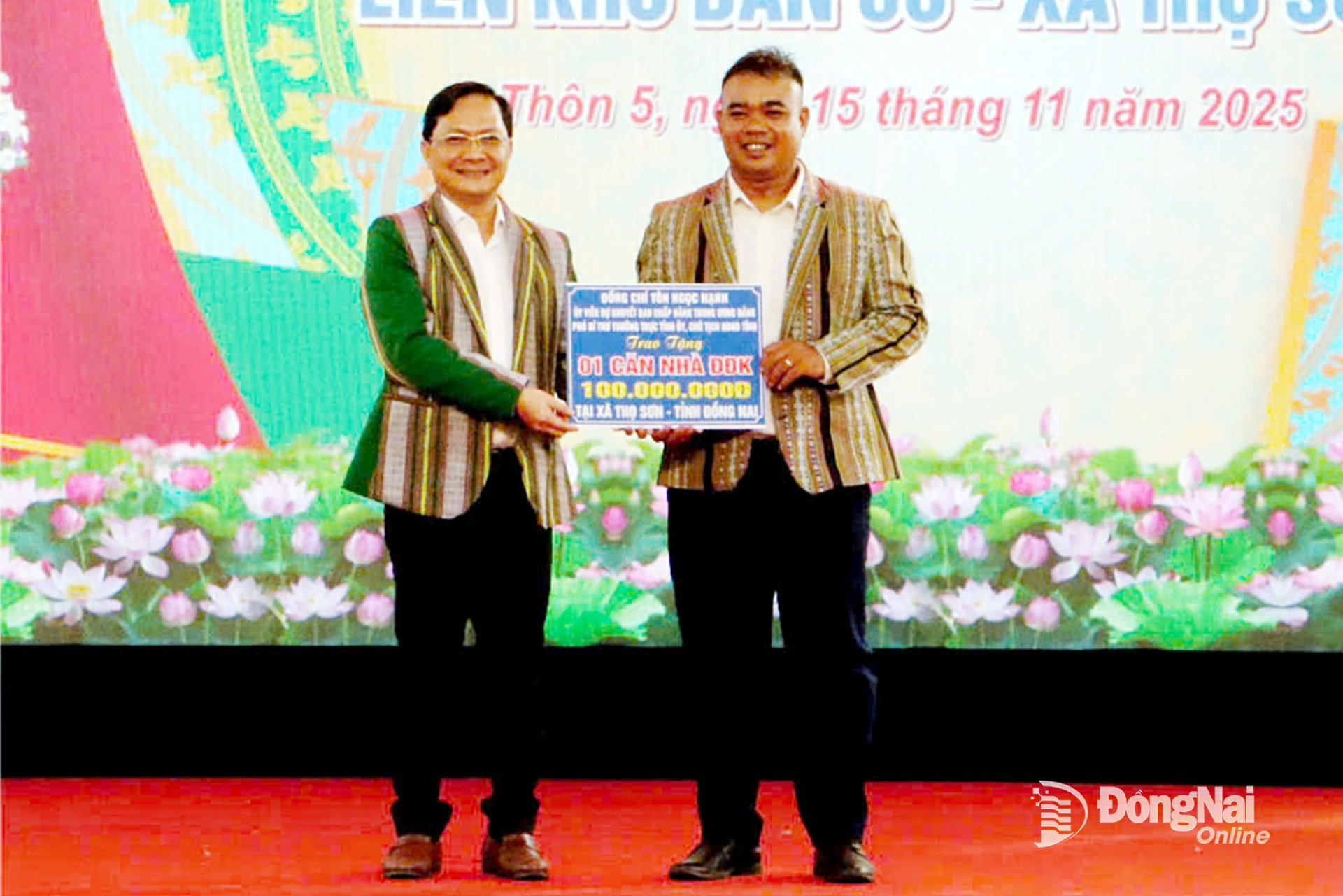 Member of the Provincial Party Standing Committee, Permanent Vice Chairman of the Vietnam Fatherland Front Committee of Dong Nai province Ha Anh Dung presents funding for the construction of a Great Unity house worth 100 million VND, donated by Comrade Ton Ngoc Hanh, Alternate Member of the Party Central Committee, Deputy Secretary of the Provincial Party Committee, Chairwoman of the Provincial Peoples Council, to a household in the ethnic minority area in Tho Son commune. Photo: Van Truyen