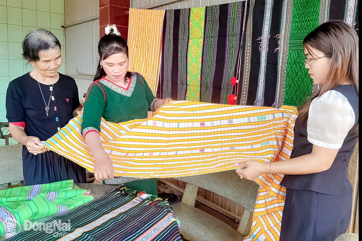 Đồng bào
dân tộc M’nông
xã Bù Gia Mập
được quan tâm
bảo tồn và
phát huy nghề
dệt thổ cẩm.
Ảnh: Q.A
