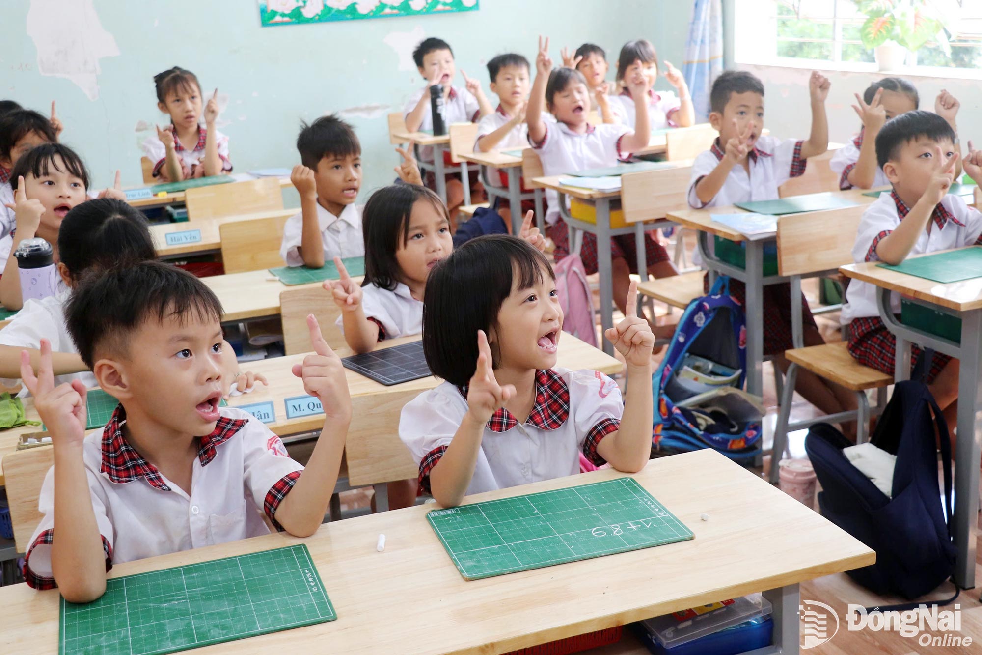 Nhiều trường học trên địa bàn tỉnh đang nỗ lực xây dựng trường học hạnh phúc. Trong ảnh: Học sinh Trường Tiểu học Hai Bà Trưng (xã Phú Nghĩa) trong giờ học. Ảnh: Hải Yến