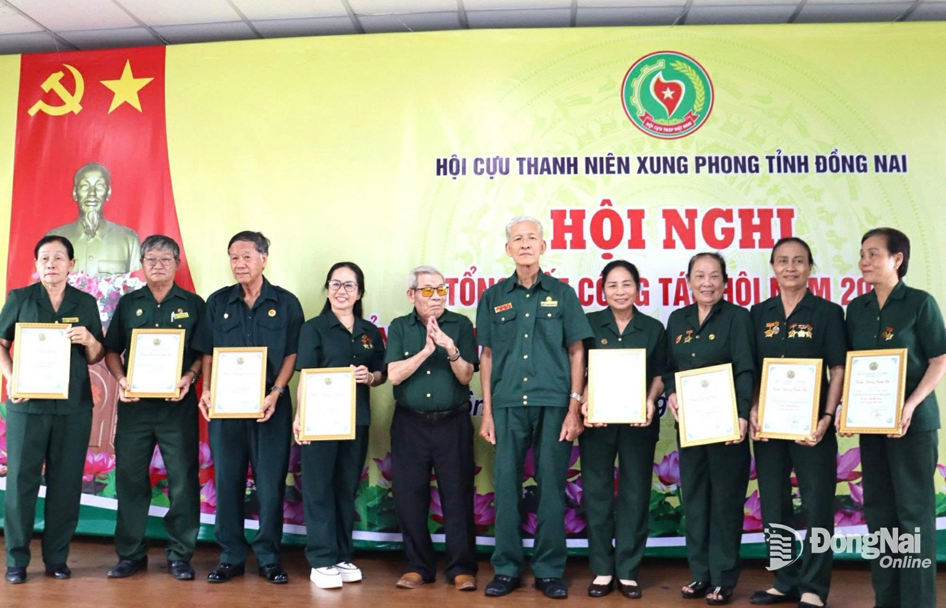 Lãnh đạo Hội Cựu thanh niên xung phong tỉnh Đồng Nai tặng bảng tri ân các mạnh thường quân, nhà tài trợ. Ảnh: Nguyệt Hà
