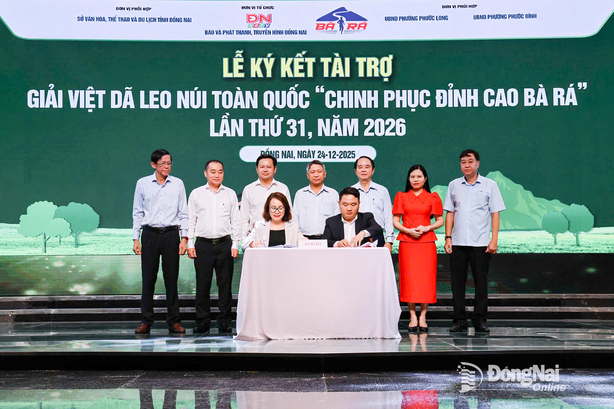 Ban tổ chức giải ký kết với nhà tài trợ Tập đoàn Trường Tươi. Ảnh: Huy Anh