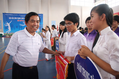 BTC tặng cờ lưu niệm cho các đơn vị tham dự