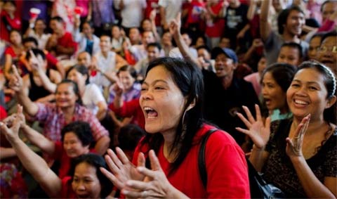 Nhiều người Thái Lan ủng hộ Yingluck vì họ yêu quý anh trai bà, cựu Thủ tướng Thaksin Shinawatra.  