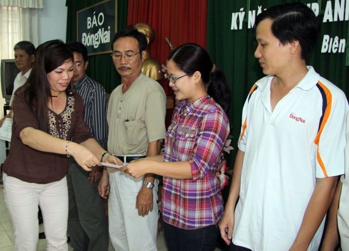 Bà Ngô Thị Hồng Thanh, giám đốc Trung tâm trao giấy chứng nhận hoàn thành khóa học cho các học viên.