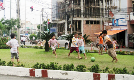 Đá banh nơi ngã tư!