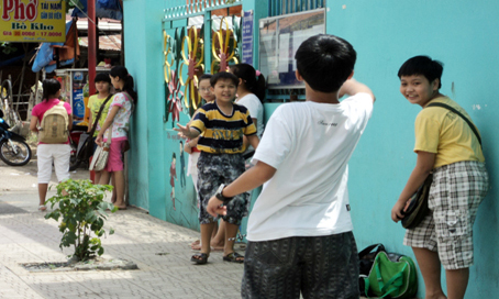 Sau giờ học hè ở nhà riêng của giáo viên, các em chơi đá cầu ngay trên lề đường Cách mạng tháng Tám (TP.Biên Hòa). Ảnh: N.Tuyết