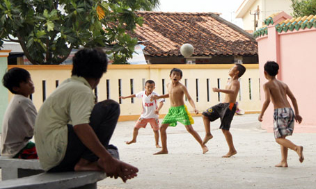 Thiếu sân chơi là tình trạng phổ biến ở nhiều nơi. Trong ảnh: Các em chơi bóng đá trên sân chùa Ông (xã Hiệp Hòa, TP. Biên Hòa). Ảnh: C. Nghĩa
