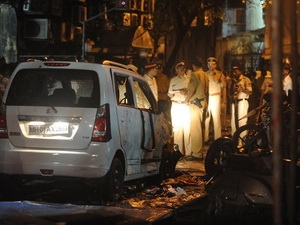 Cảnh tượng tan hoang sau vụ nổ ở Mumbai (Ảnh: AFP)