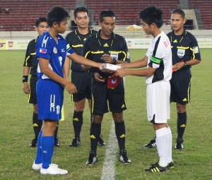 Thắng lợi 10-0 trước U16 Philippines, U16 Việt Nam (áo trắng) mở ra cánh cửa giành vé vào bán kết giải U16 Đông Nam Á 2011