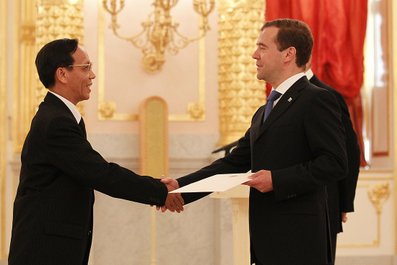 Đại sứ Phạm Xuân Sơn trình thư ủy nhiệm lên Tổng thống  Medvedev. - Ảnh: VOV