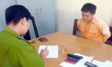 Đối tượng cùng tang vật bị bắt giữ tại cơ quan công an.