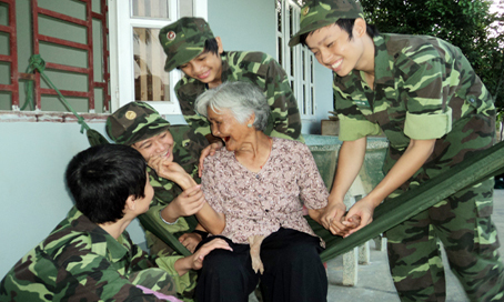 Mẹ Việt Nam anh hùng Nguyễn Thị Ký (xã Nam Cát Tiên, huyện Tân Phú) phấn khởi khi các trại sinh đến thăm hỏi.