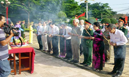 Đồng chí Lê Hồng Phương cùng các đồng chí lãnh đạo tỉnh, huyện dâng hương tại Bia chiến thắng Trảng Bom.