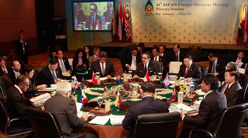 Bộ trưởng ngoại giao các nước ASEAN nhóm họp ngày 19-7-2011 tại Bali, Indonesia - Ảnh- Reuters