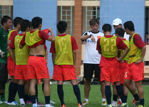 ĐT Việt Nam bắt đầu cuộc vượt biển