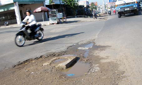 Gờ bê tông cản trở lối đi!