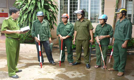 Hội ý trước giờ tuần tra kiểm soát địa bàn.         