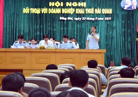 Cục Hải quan trả lời những thắc mắc của DN tại hội nghị.